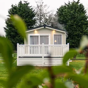 Yew Tree With Hot Tub Lodge